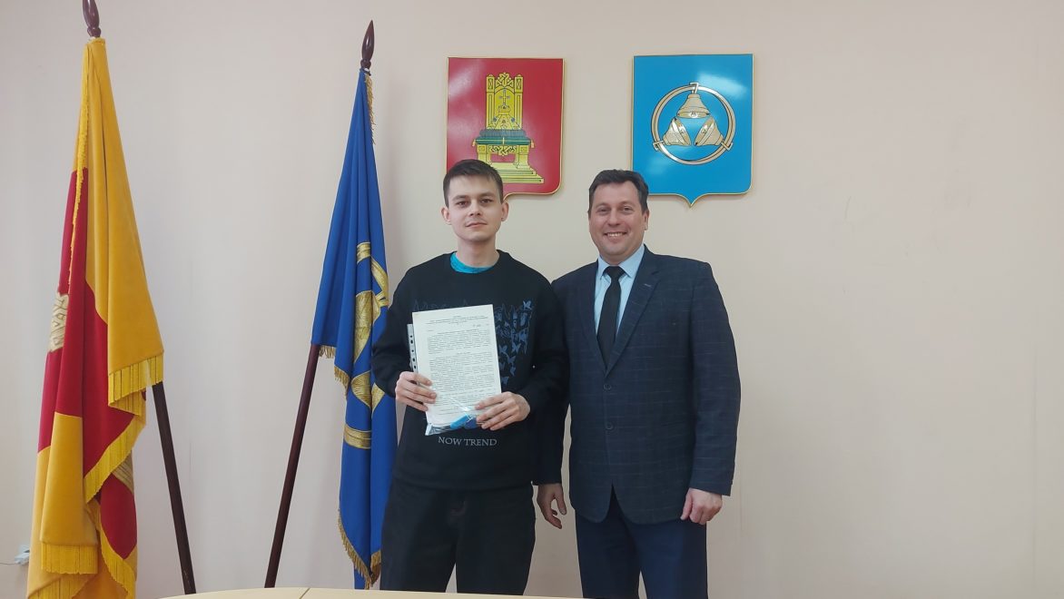 В Бологовском районе шесть детей, оставшихся без попечения родителей, получили ключи от новых квартир В Бологовском районе шесть детей, оставшихся без попечения родителей, получили ключи от новых квартир