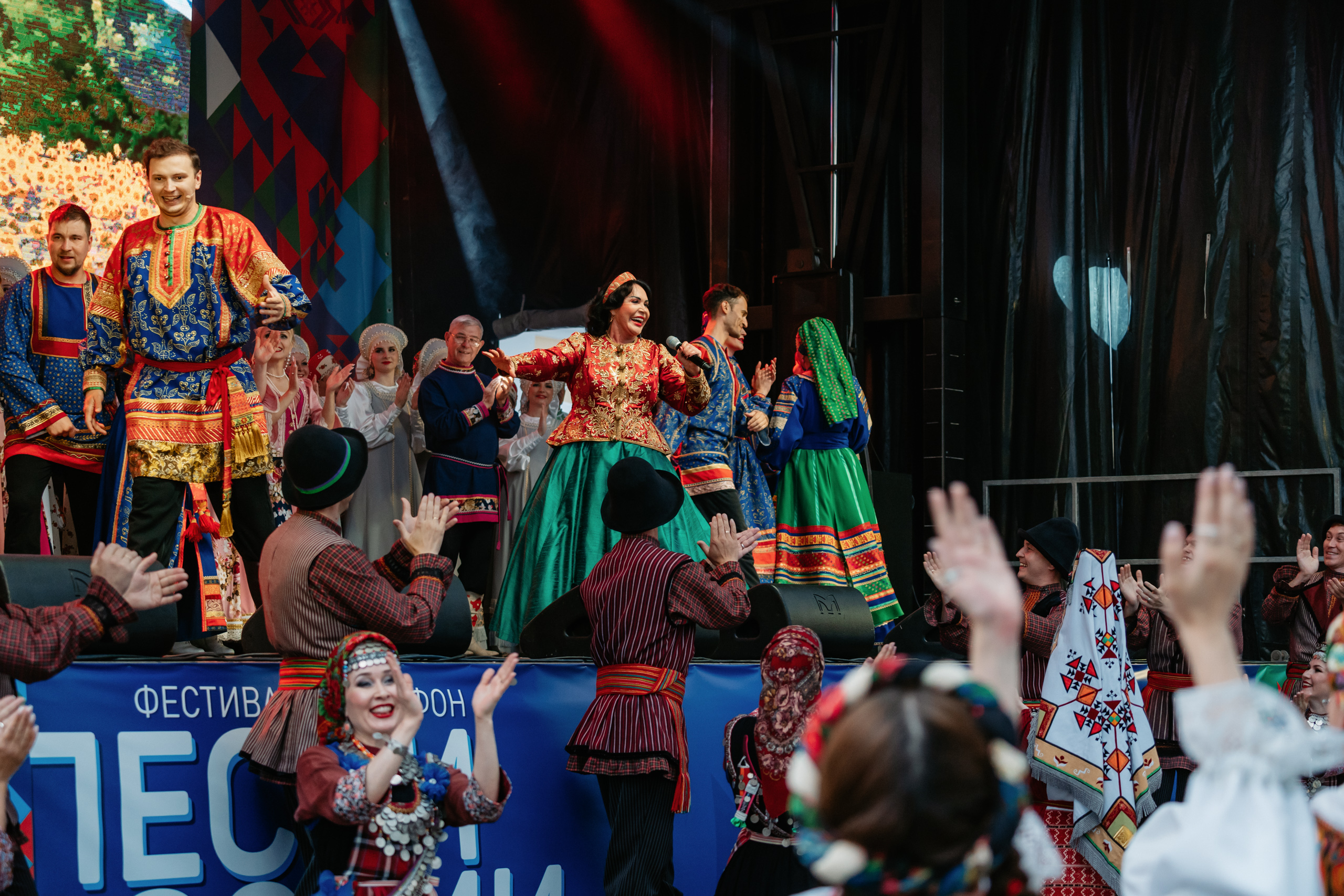 Гуляй, Тверская область: Надежда Бабкина привезла масштабный фестиваль-марафон "Песни России"