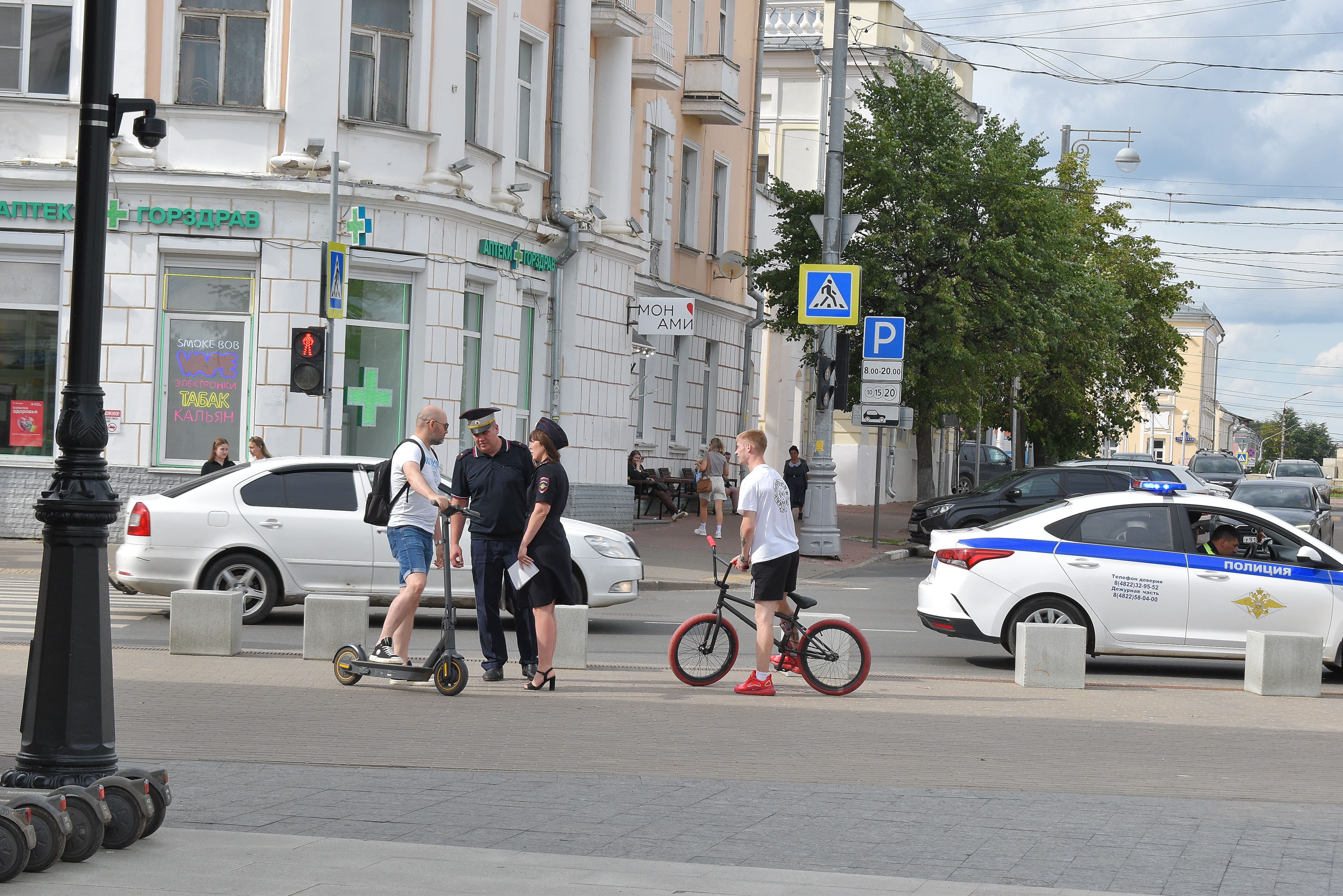 В Твери останавливали самокатчиков-нарушителей В Твери останавливали самокатчиков-нарушителей