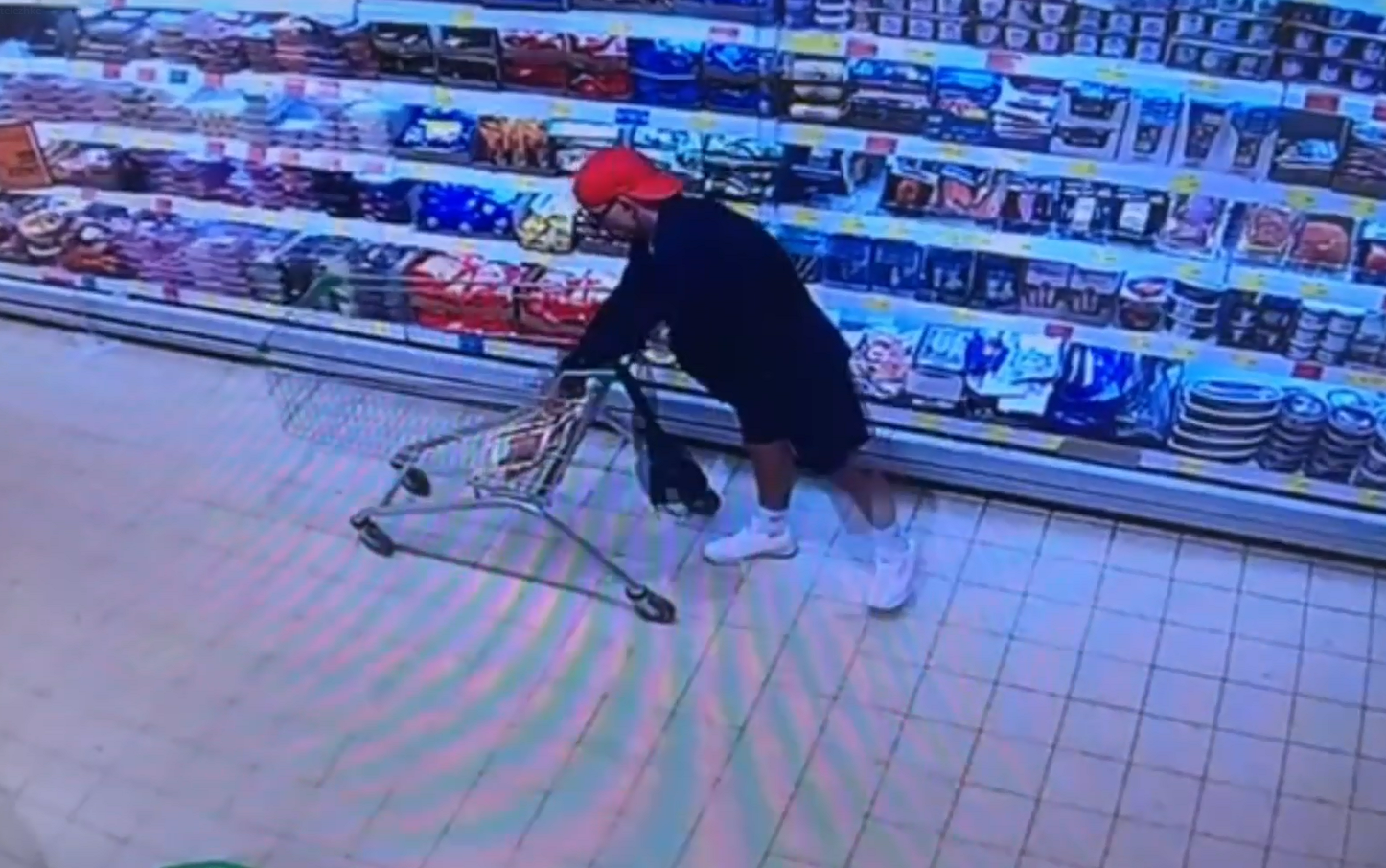 В Твери поймали злоумышленника, который украл из магазина тележку с продуктами В Твери поймали злоумышленника, который украл из магазина тележку с продуктами