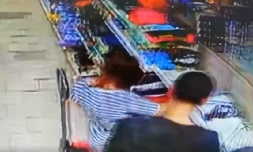 В Тверской области преступная пара похитила одежду и игрушки В Тверской области преступная пара похитила одежду и игрушки