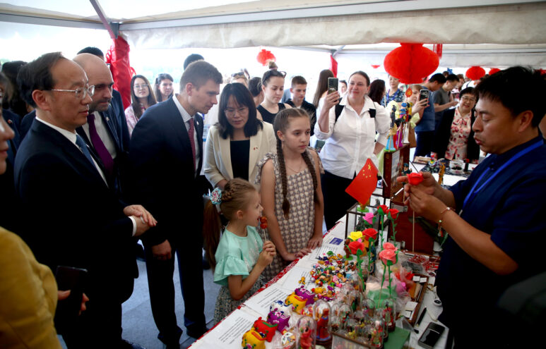 В Городском саду Твери развернута выставка народных промыслов и культурного наследия китайской провинции Ляонин