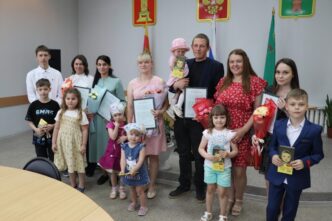 В Торопецком округе молодым семьям вручили жилищные сертификаты В Торопецком округе молодым семьям вручили жилищные сертификаты