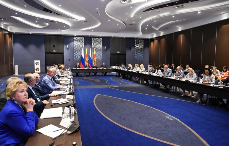 Губернатор Игорь Руденя принял участие в подготовке федерального бюджета на трёхлетний период Губернатор Игорь Руденя принял участие в подготовке федерального бюджета на трёхлетний период