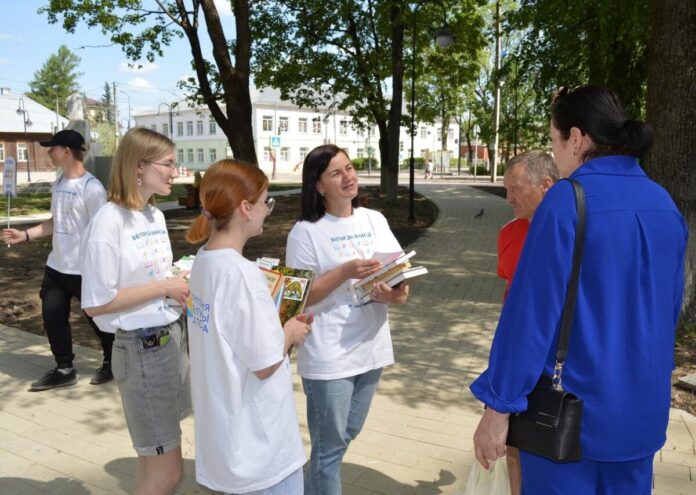 В Тверской области библиотекари бегали по городу с книгами В Тверской области библиотекари бегали по городу с книгами