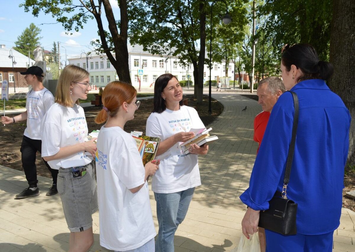 В Тверской области библиотекари бегали по городу с книгами В Тверской области библиотекари бегали по городу с книгами