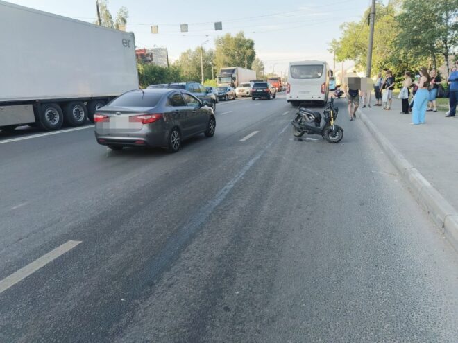 В Твери водитель скутера упал на дороге В Твери водитель скутера упал на дороге