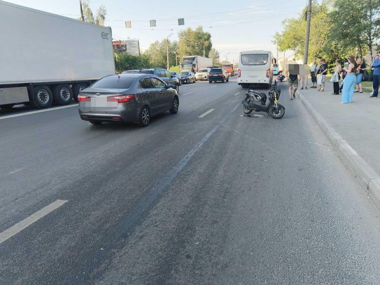 В Твери водитель скутера упал на дороге В Твери водитель скутера упал на дороге