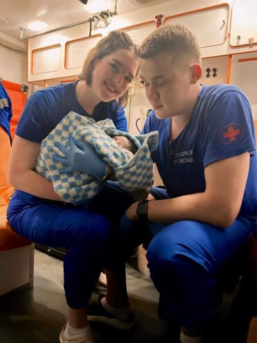 Тверские медики скорой помощи приняли роды у многодетной мамы