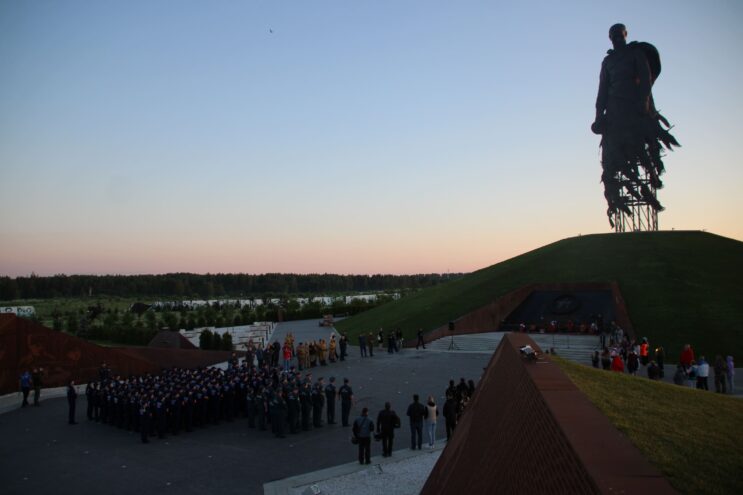 На Ржевском мемориале Советскому солдату прошла акция «Свеча памяти»