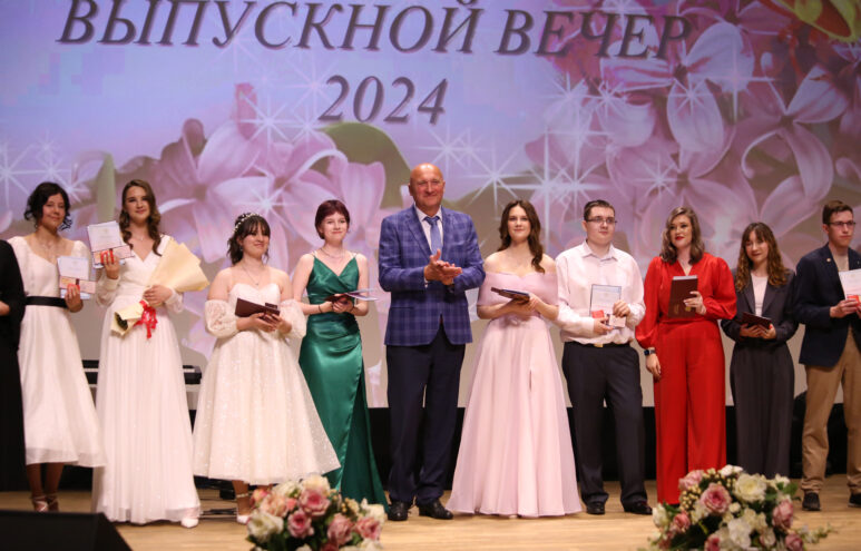Игорь Руденя поздравил выпускников Академической гимназии имени П.П. Максимовича ТвГУ Игорь Руденя поздравил выпускников Академической гимназии имени П.П. Максимовича ТвГУ