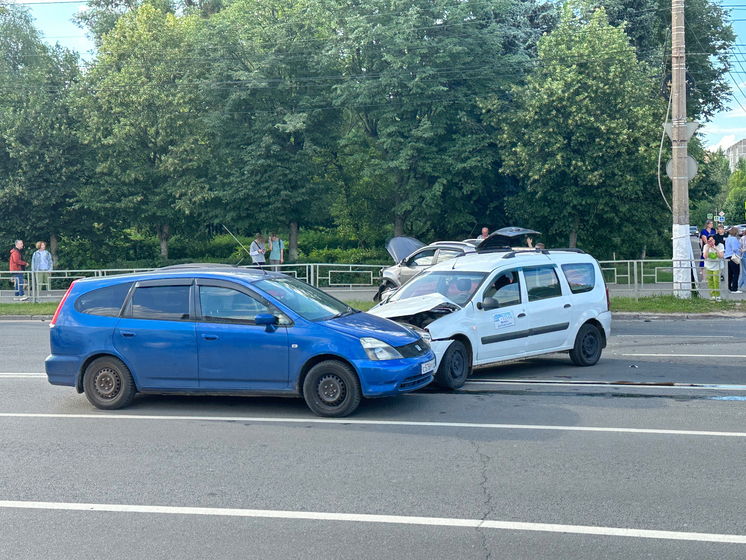 В Твери на проспекте Калинина столкнулись три автомобиля В Твери на проспекте Калинина столкнулись три автомобиля