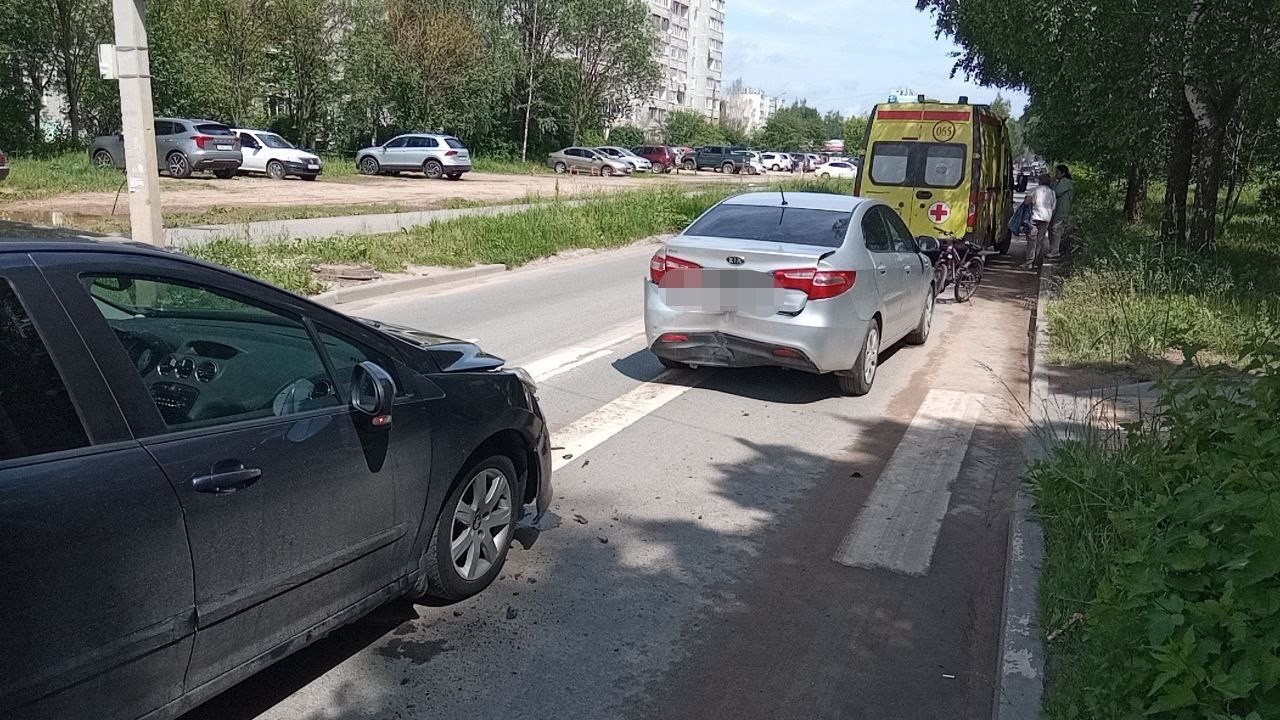 В Твери в ДТП пострадала 15-летняя девочка В Твери в ДТП пострадала 15-летняя девочка