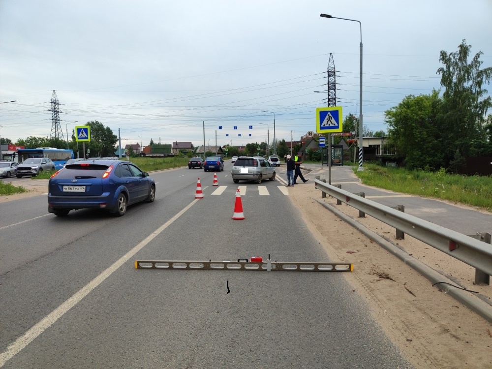 В Твери иномарка сбила пешехода на переходе В Твери иномарка сбила пешехода на переходе