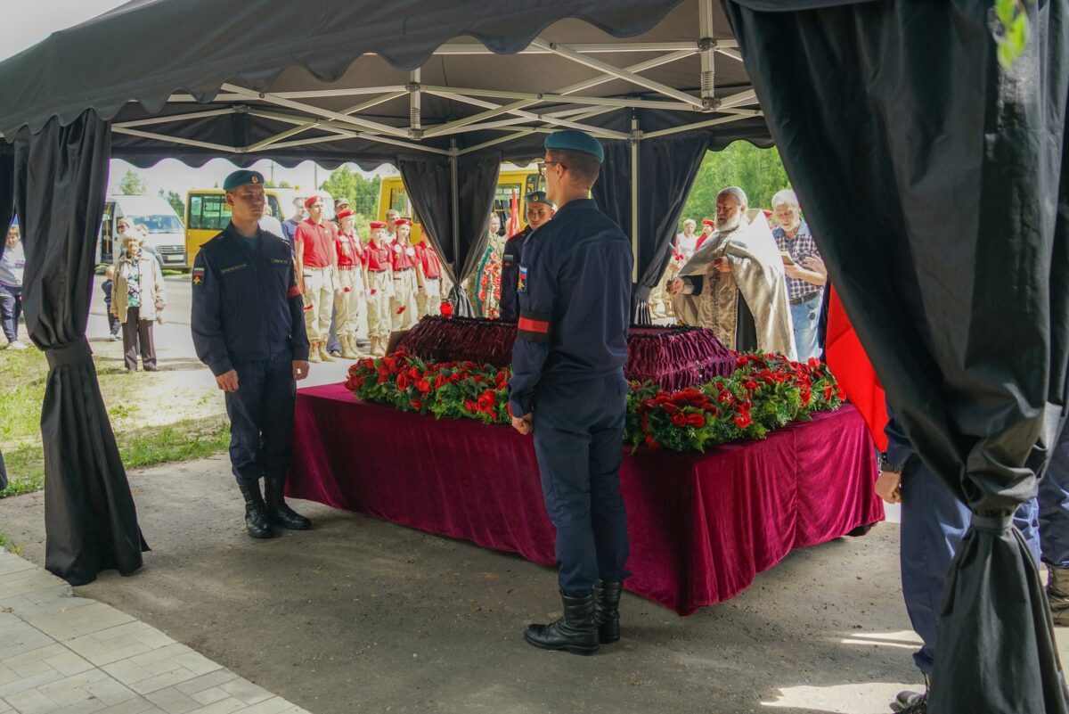 В Тверской области предали земле останки разбившихся лётчиков В Тверской области предали земле останки разбившихся лётчиков
