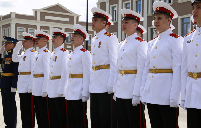 Игорь Руденя поздравил выпускников Тверского суворовского училища Игорь Руденя поздравил выпускников Тверского суворовского училища