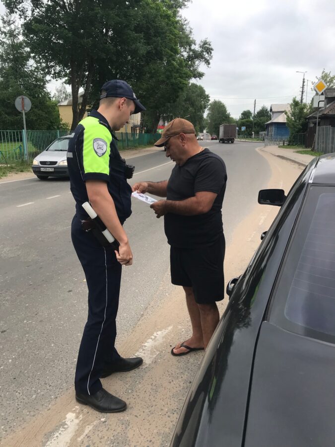 В Лихославле водителей тормозили для вручения памяток В Лихославле водителей тормозили для вручения памяток