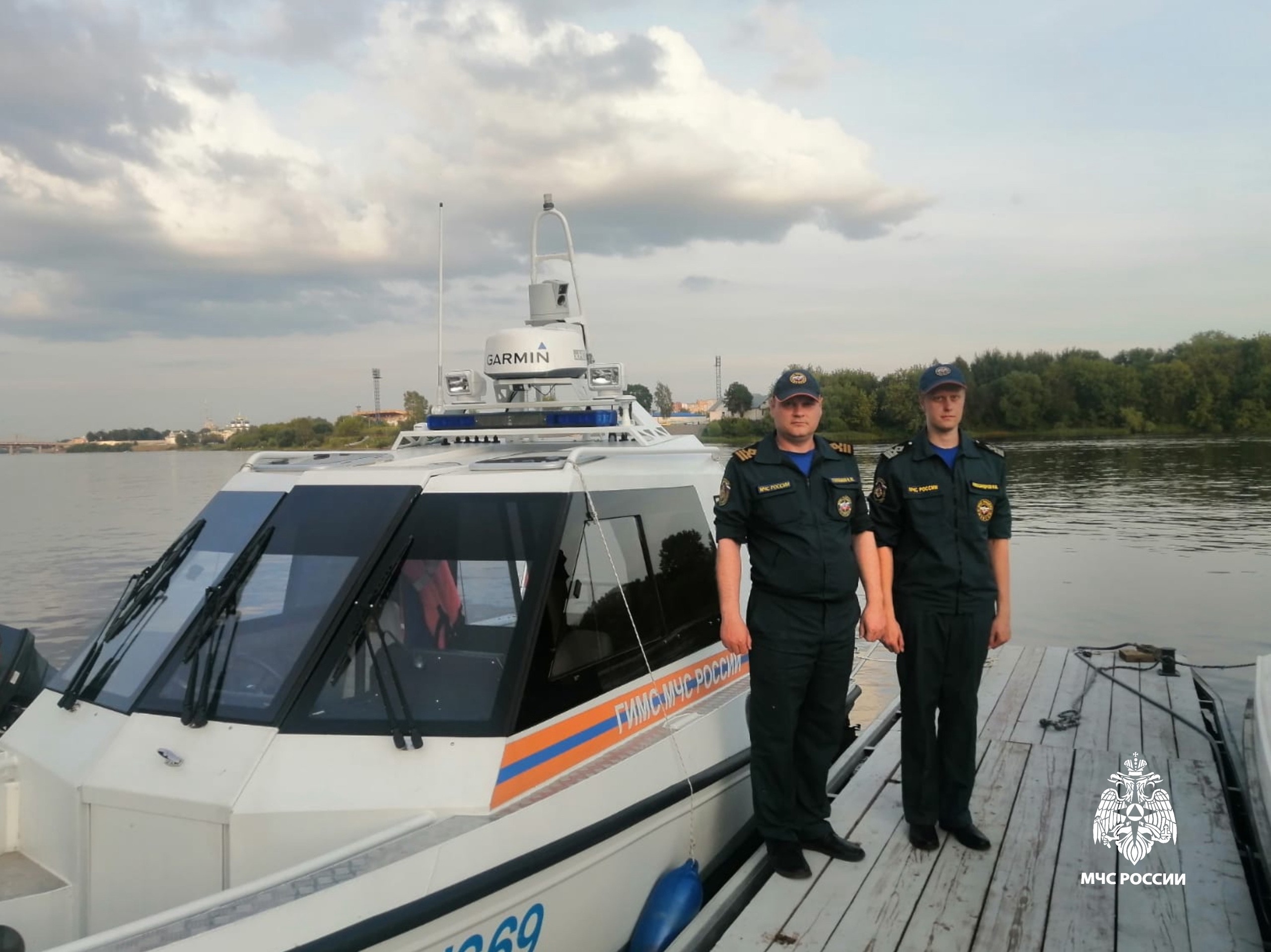 В Твери сотрудники МЧС нашли катер, который наехал на девушку