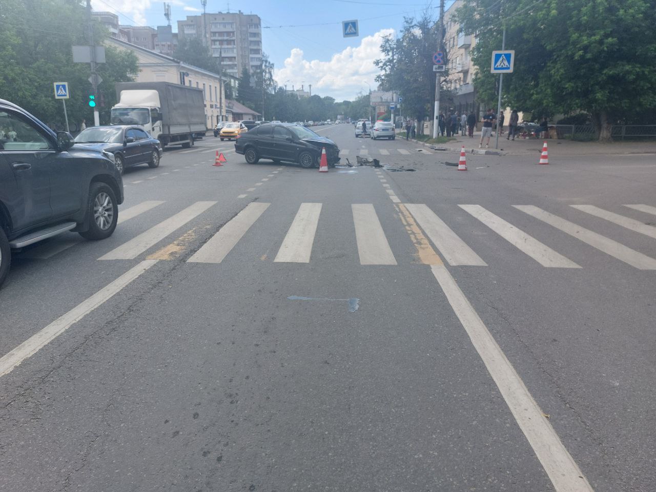 В Твери после столкновения с машиной мотоцикл отлетел в женщину на тротуаре В Твери после столкновения с машиной мотоцикл отлетел в женщину на тротуаре