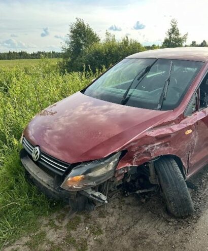 В Тверской области после неудачного обгона пострадали три человека