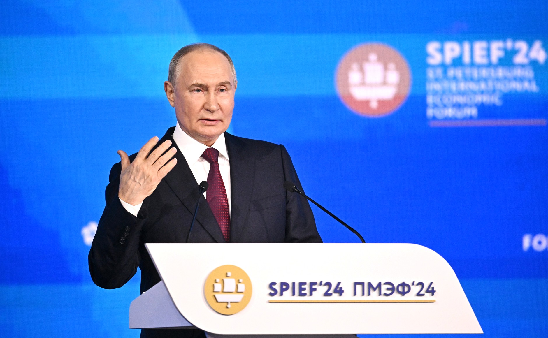 Владимир Путин на пленарном заседании форума назвал ключевые направления развития России в сфере экономики Владимир Путин на пленарном заседании форума назвал ключевые направления развития России в сфере экономики