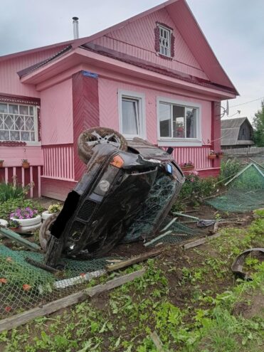 В Тверской области водитель без прав чуть не врезался в жилой дом В Тверской области водитель без прав чуть не врезался в жилой дом