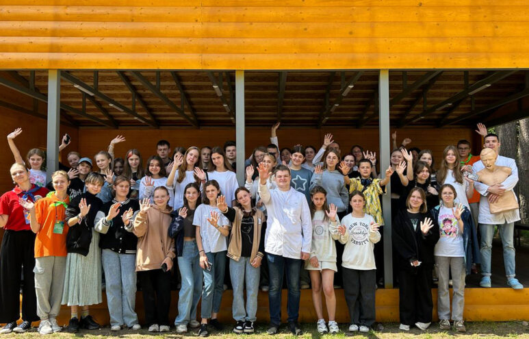 В загородных лагерях Тверской области студенты-медики рассказывают о правилах оказания первой медпомощи