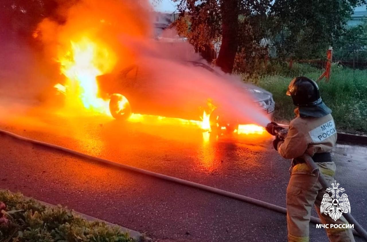 В Тверской области потушили пожар в автомобиле В Тверской области потушили пожар в автомобиле