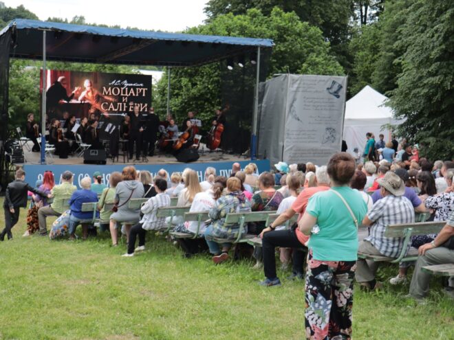 А селе Берново Тверской области проходит традиционный Пушкинский праздник А селе Берново Тверской области проходит традиционный Пушкинский праздник