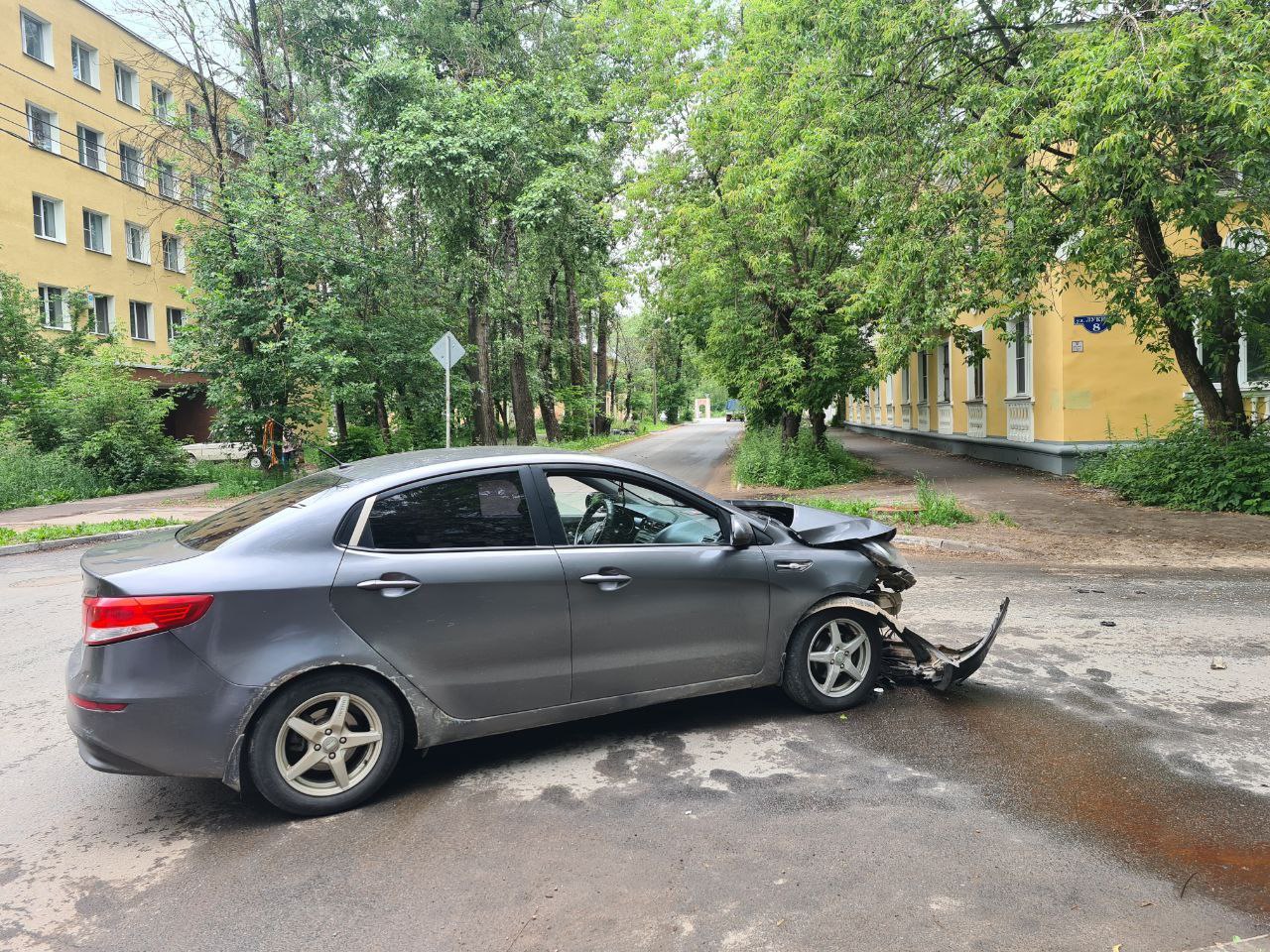 В Твери «ВАЗ» не захотел уступать иномарке и столкнулся с ней