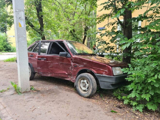 В Твери «ВАЗ» не захотел уступать иномарке и столкнулся с ней