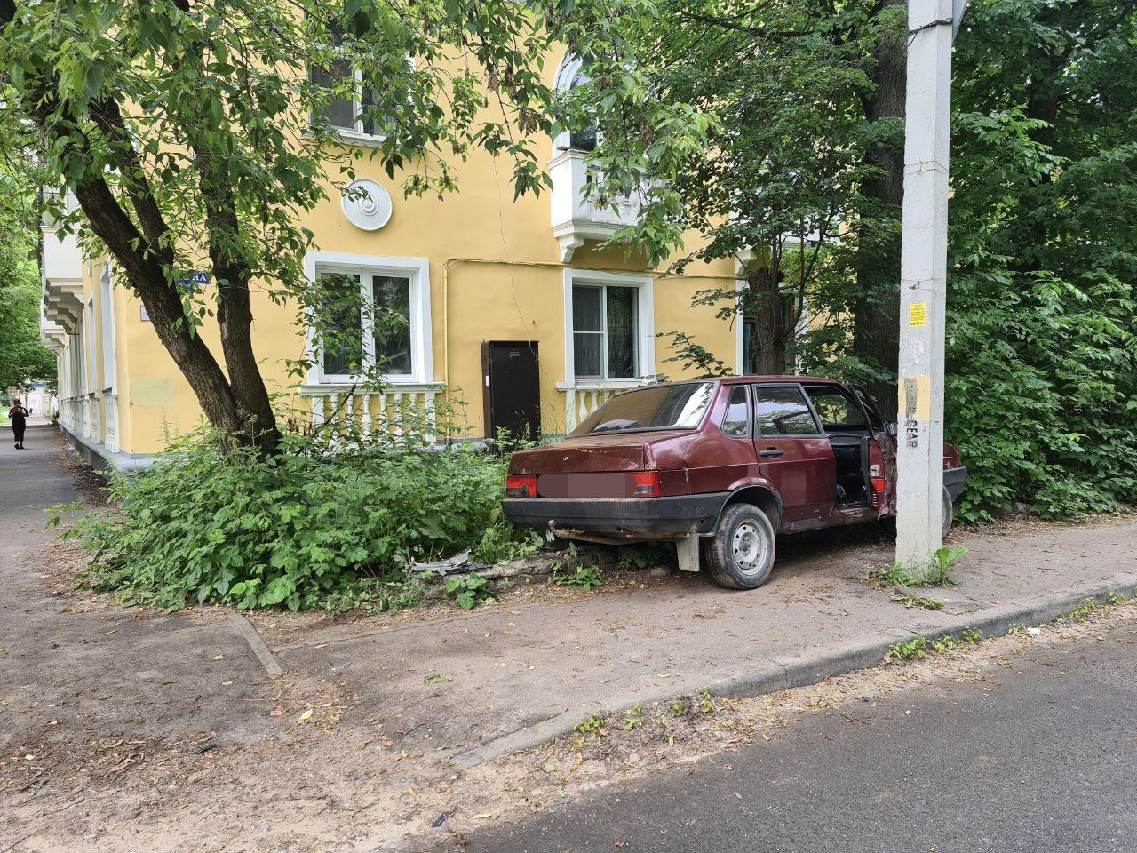 В Твери «ВАЗ» не захотел уступать иномарке и столкнулся с ней
