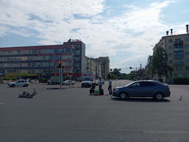 В Твери самокатчик решил проскочить "на красный" и попал в больницу