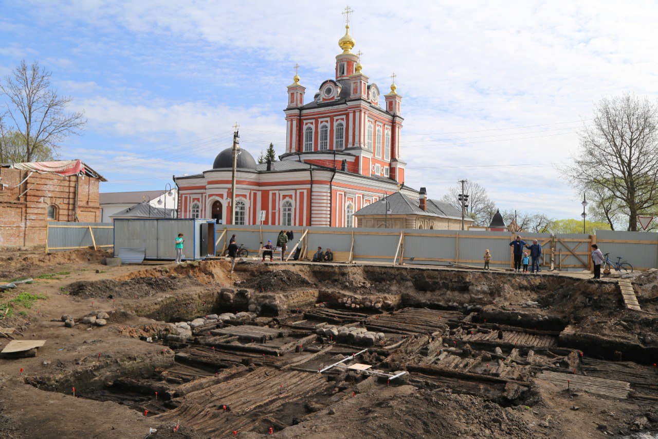 В год юбилея Торопца археологи проводят раскопки у Корсунско-Богородицкого собора В год юбилея Торопца археологи проводят раскопки у Корсунско-Богородицкого собора
