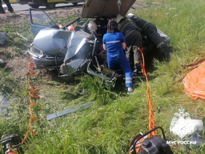 Под Тверью сотрудники МЧС помогали ликвидировать последствия ДТП Под Тверью сотрудники МЧС помогали ликвидировать последствия ДТП