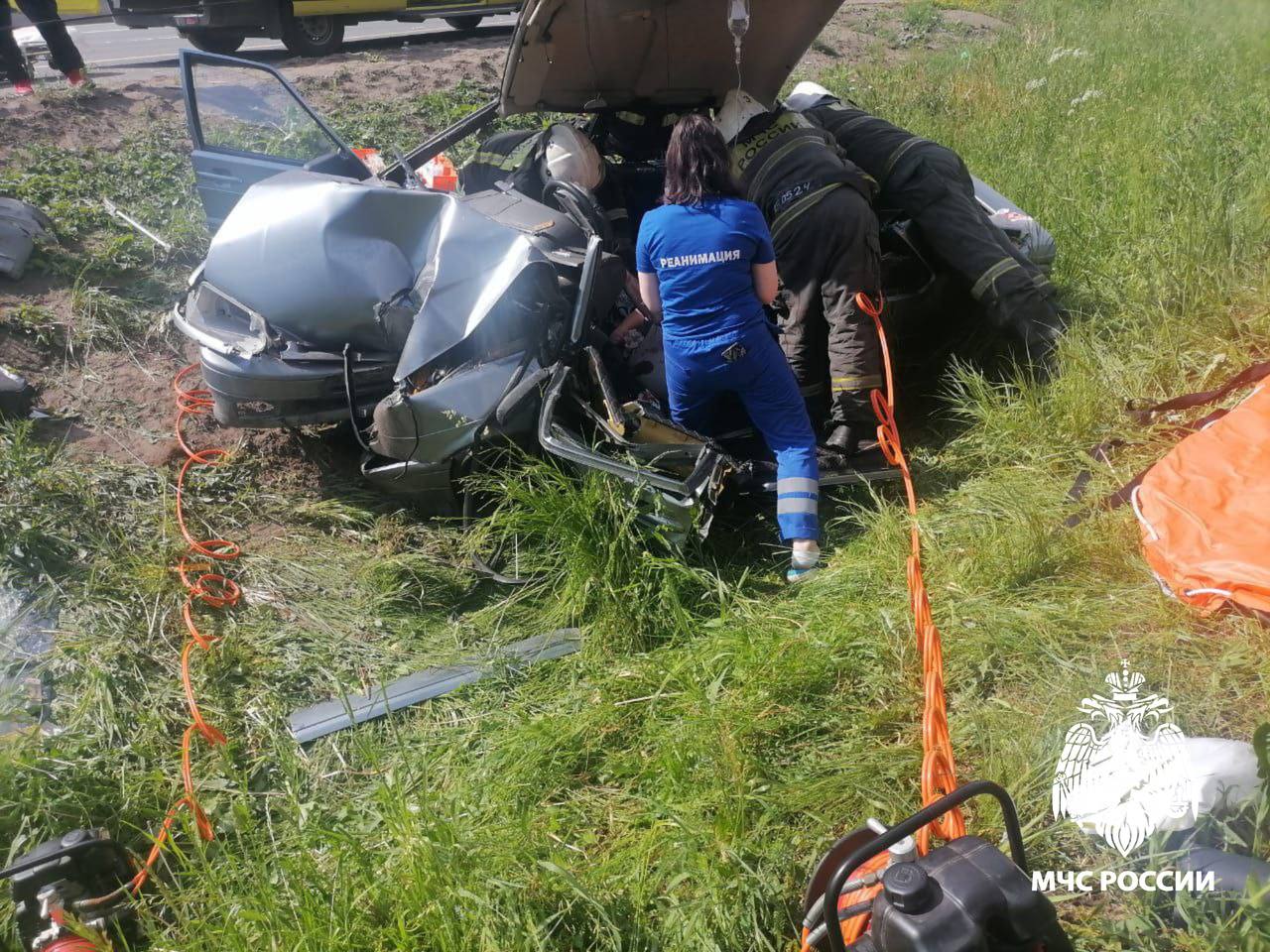 Под Тверью сотрудники МЧС помогали ликвидировать последствия ДТП Под Тверью сотрудники МЧС помогали ликвидировать последствия ДТП