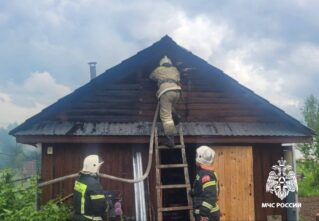 Пожарные за несколько минут потушили баню в Тверской области