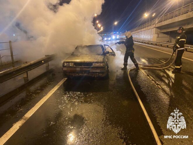 В Твери ночью сгорел автомобиль В Твери ночью сгорел автомобиль