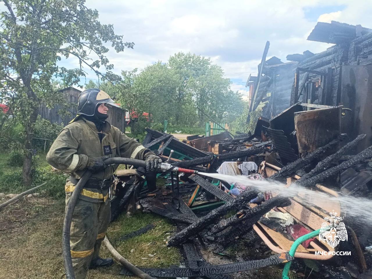 Тверские пожарные помогли коллегам из Новгородской области ликвидировать возгорание Тверские пожарные помогли коллегам из Новгородской области ликвидировать возгорание