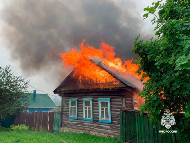 В Ржеве загорелся жилой дом В Ржеве загорелся жилой дом