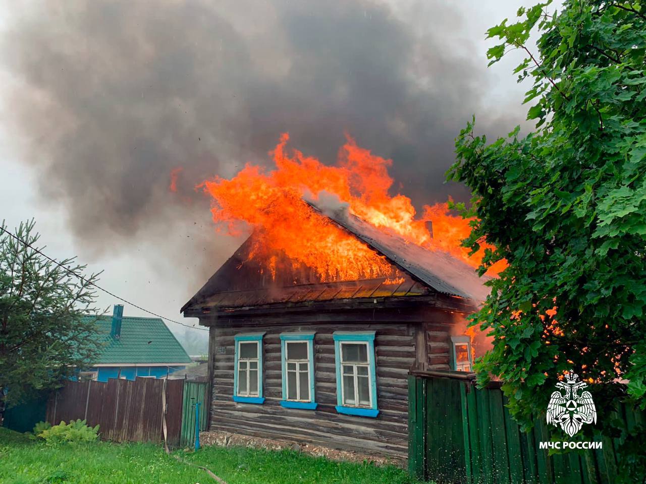 В Ржеве загорелся жилой дом В Ржеве загорелся жилой дом