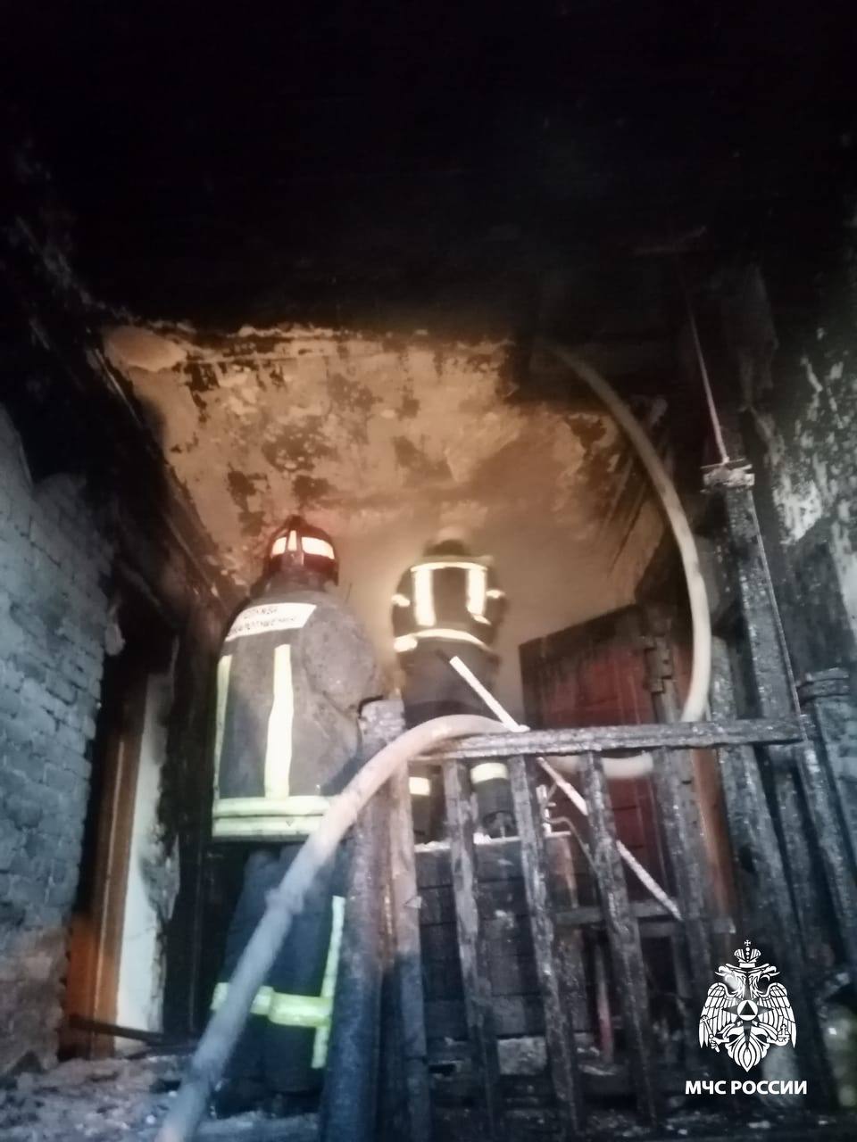 В Тверской области пожарные вывели из горящего дома 20 человек