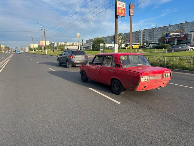 В Твери не смогли разъехаться Ниссан и Ваз В Твери не смогли разъехаться Ниссан и Ваз