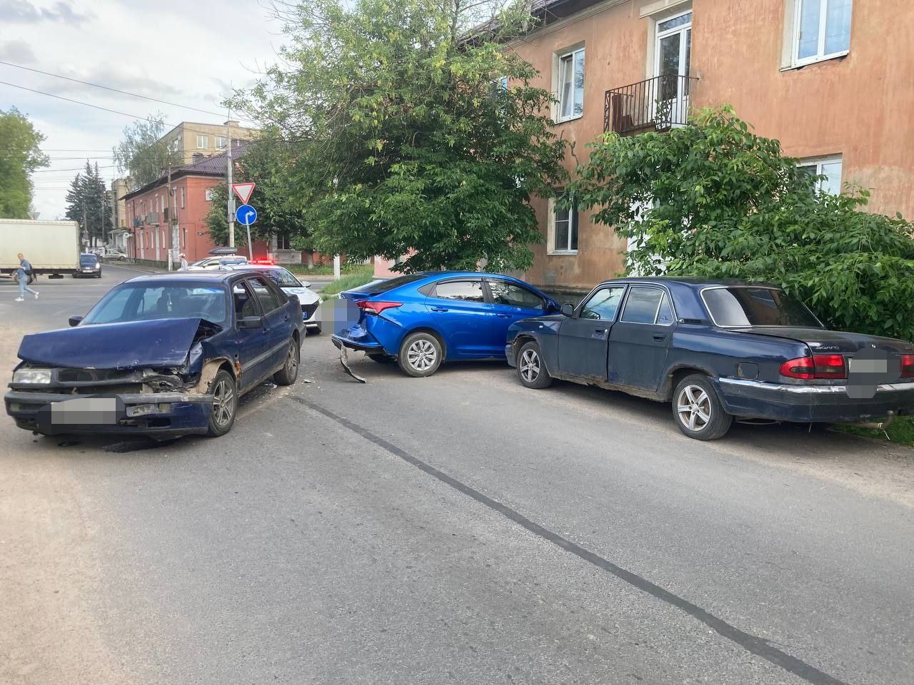 В Твери водитель иномарки врезался в припаркованную машину, сбил пешехода и убежал с места ДТП В Твери водитель иномарки врезался в припаркованную машину, сбил пешехода и убежал с места ДТП
