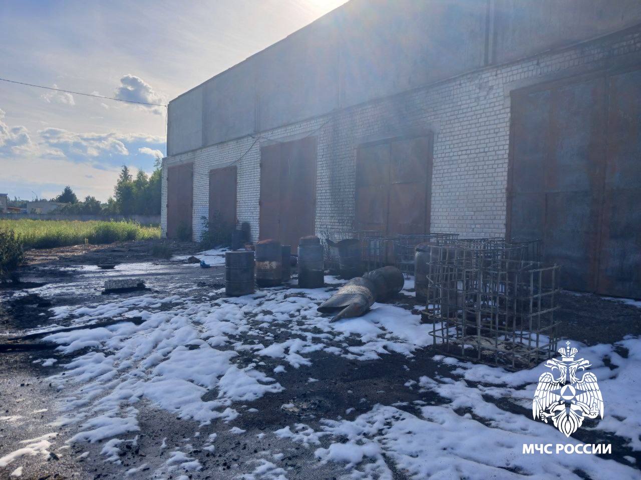 В Твери пожарные потушили горящие бочки В Твери пожарные потушили горящие бочка