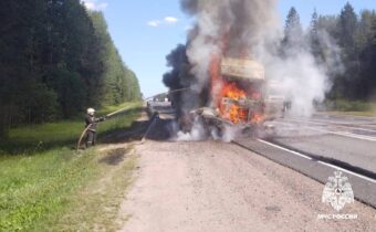 МЧС потушили горящие автомобили в Тверской области
