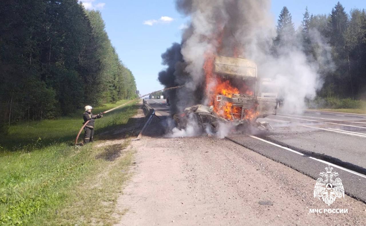 МЧС потушили горящие автомобили в Тверской области МЧС потушили горящие автомобили в Тверской области