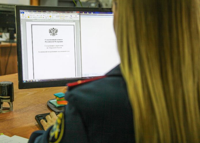 Под Тверью ребенок упал с турникета и повредил обе руки Под Тверью ребенок упал с турникета и повредил обе руки
