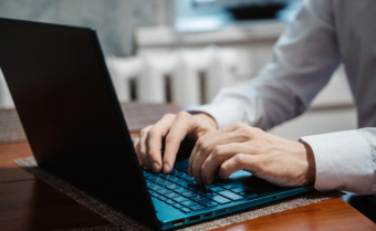 Виртуальная знакомая оставила жителя Твери без денег и свидания