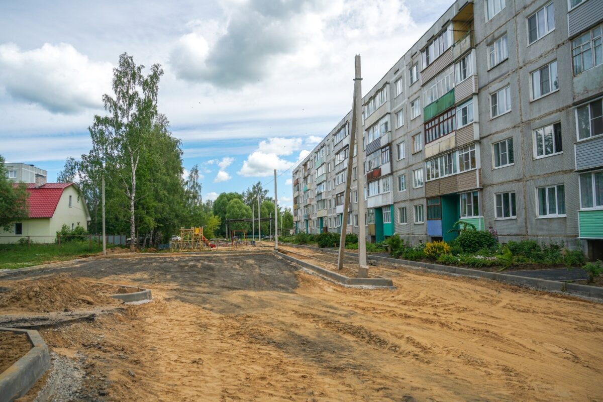 В Лихославле ремонтируют дворы и парковки В Лихославле ремонтируют дворы и парковки